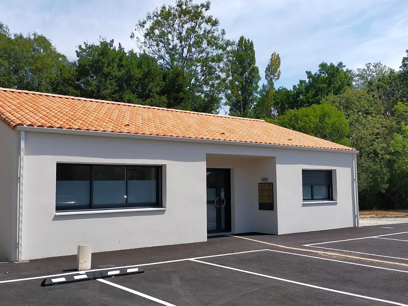 Façade extérieure et parking du cabinet d’ostéopathie de Venansault