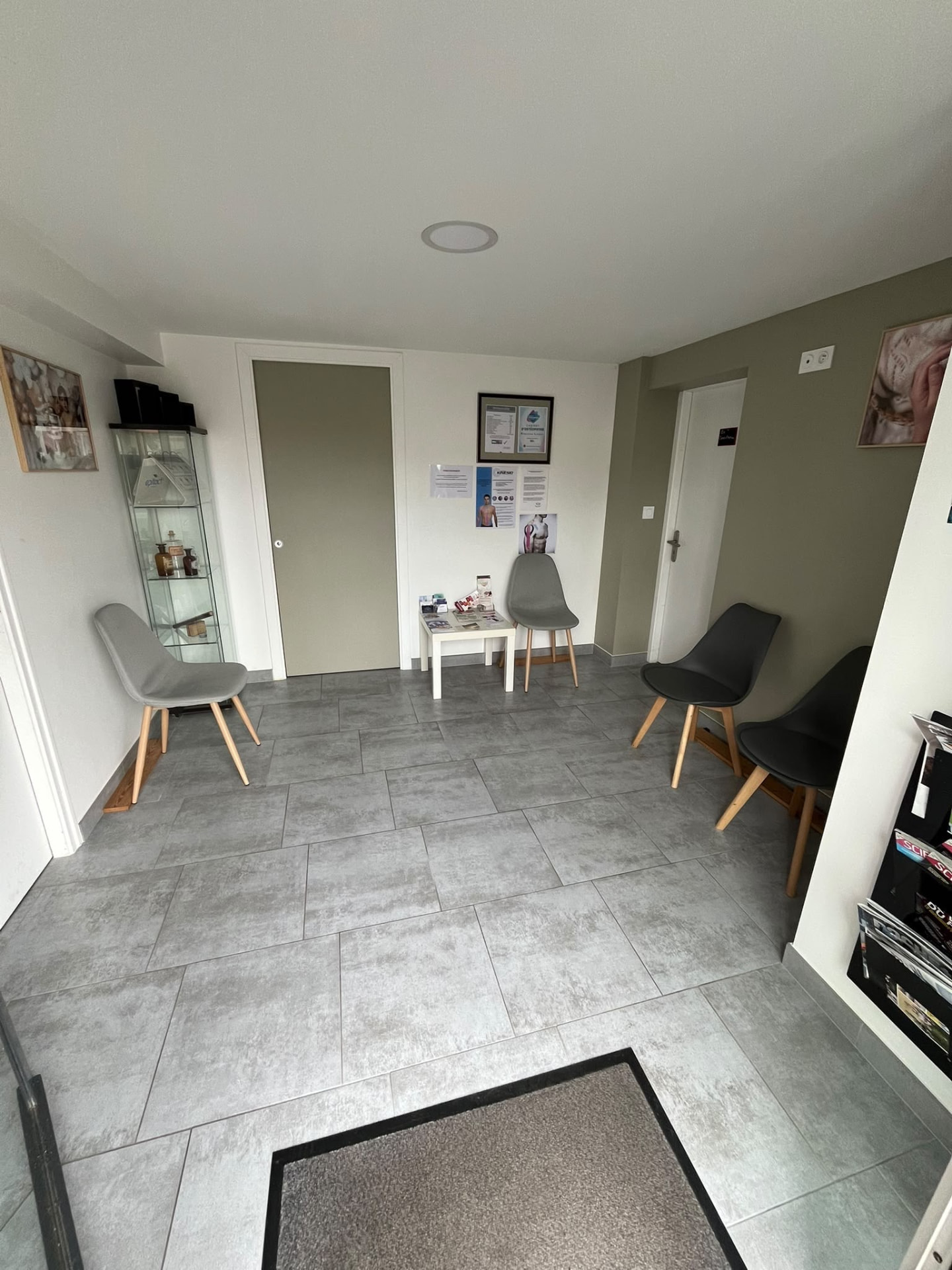 Salle d’attente du cabinet d’ostéopathie des Clouzeaux avec chaises et espace enfants