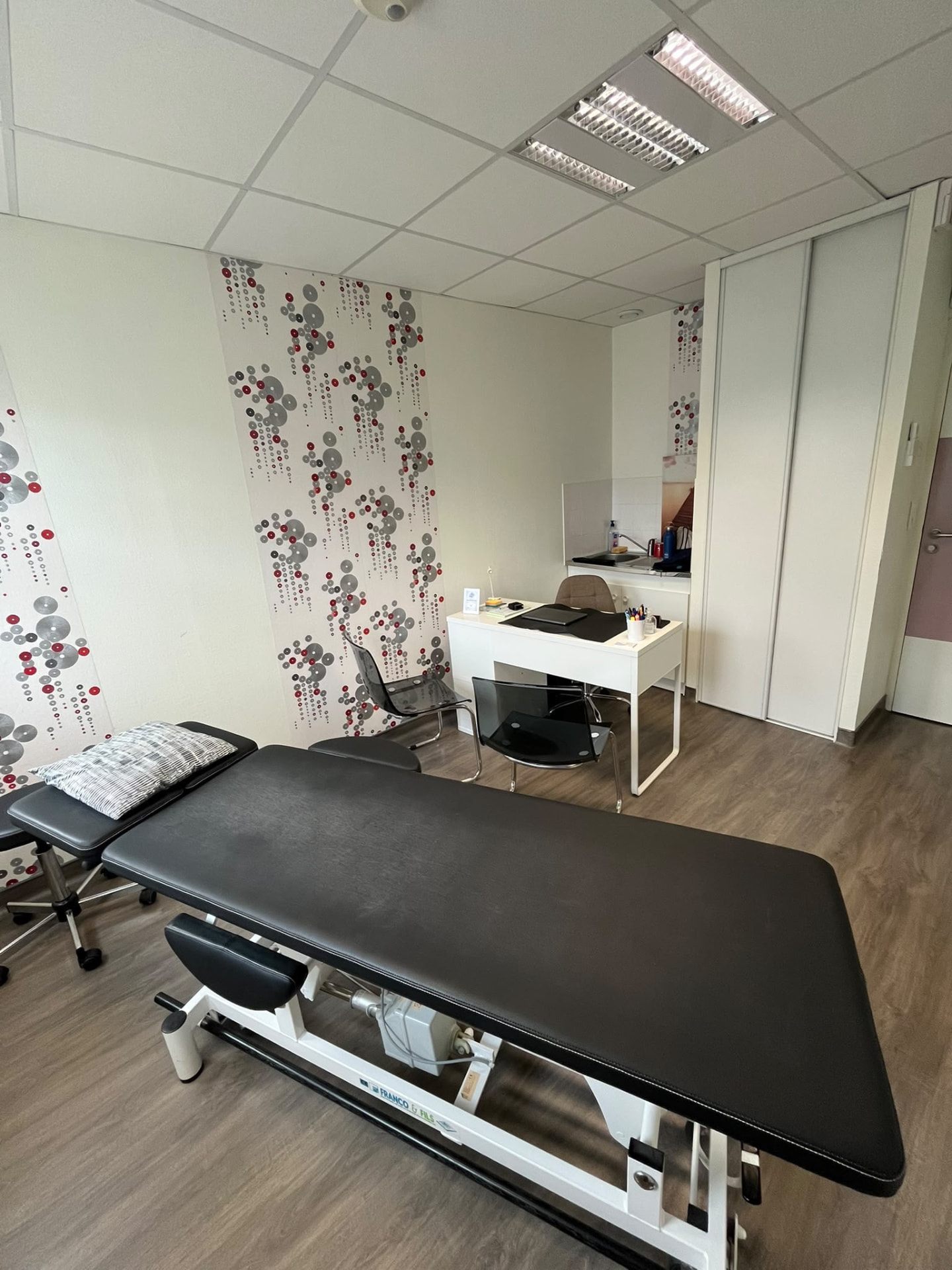 Salle de soin du cabinet d’ostéopathie de Beaulieu-sous-la-Roche avec table de consultation et bureau